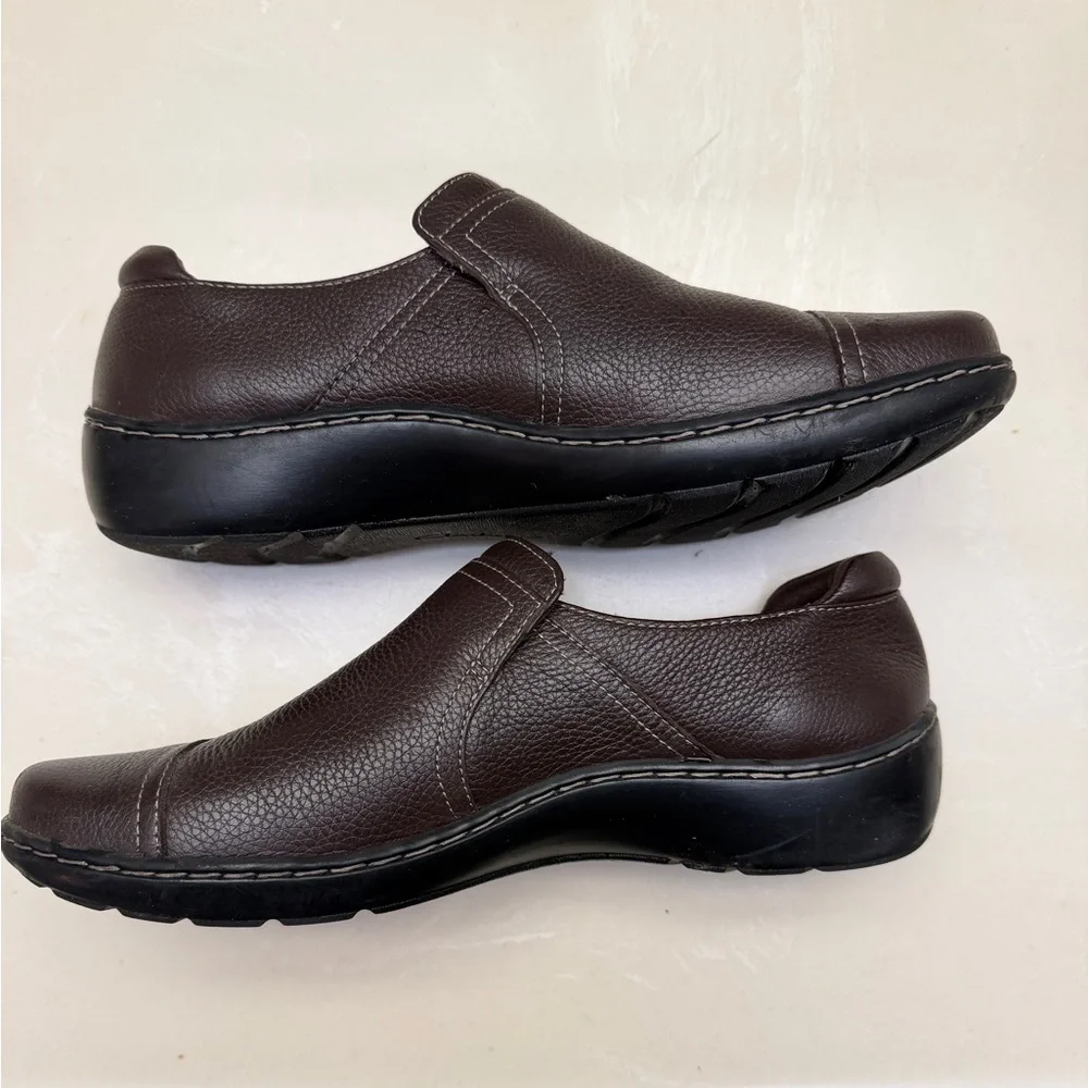 Clarks Cora Poppy Womens Cap Closed Toe Slip-On Shoe - brown - size 9
